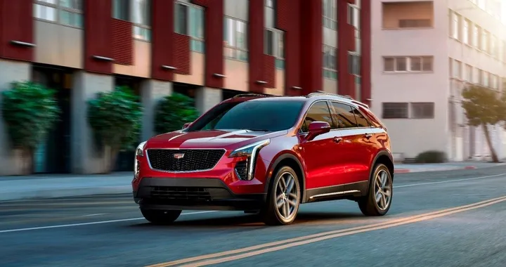 Cadillac XT4: dotazioni e prezzi della nuova versione turbo benzina