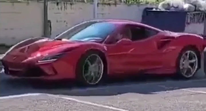 Napoli, bambino di 11 anni guida una Ferrari F8 Tributo [Video]
