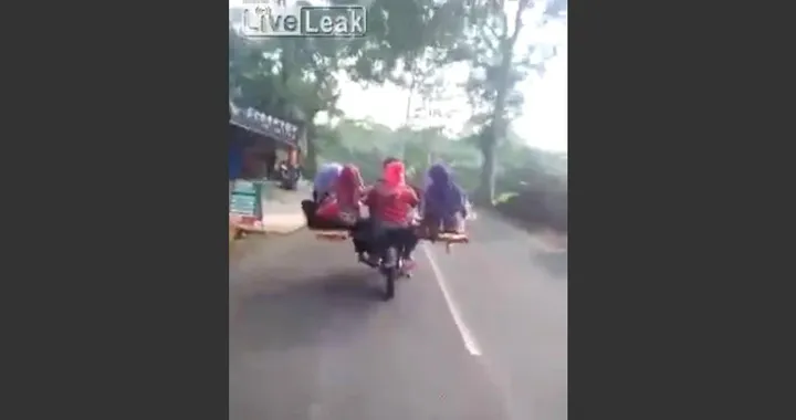 Moto taxi con sei passeggeri più il conducente [Video]