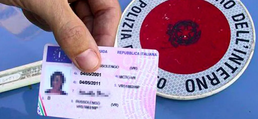 Bocciato due volte all'esame, guida con falsa patente ungherese: multa salata