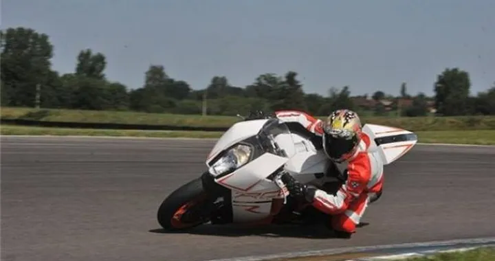 Sebastien Loeb si da al motociclismo con una KTM RC8R