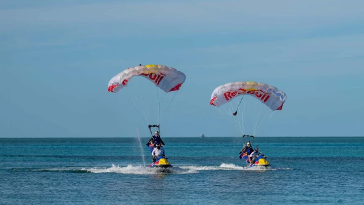 Paracadutisti intercettano due moto in volo: l’impresa di Red Bull [VIDEO]