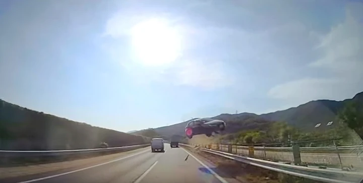 Giappone: spaventoso incidente in autostrada [Video]