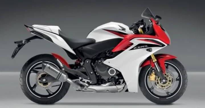 Honda CBR600F con terminale Akrapovic in titanio e carbonio