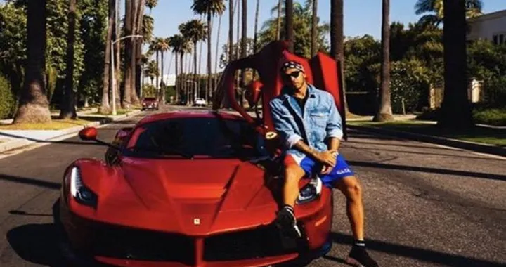 Lewis Hamilton e il suo garage da sogno