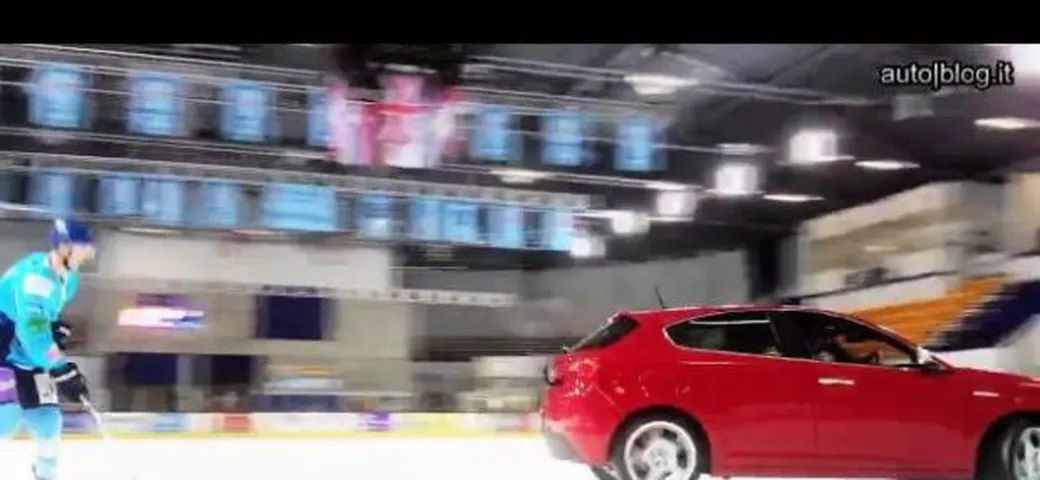 L'Alfa Romeo Giulietta gioca a hockey