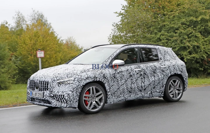 Mercedes-AMG GLA45: foto spia su strada