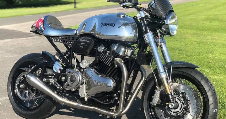 Norton Dominator Street: ecco la cafe racer britannica dal manubrio alto