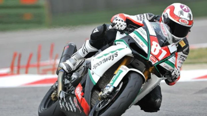 Superstock 1000: Ayrton Badovini porta l'Aprilia RSV4 alla prima storica Pole Position