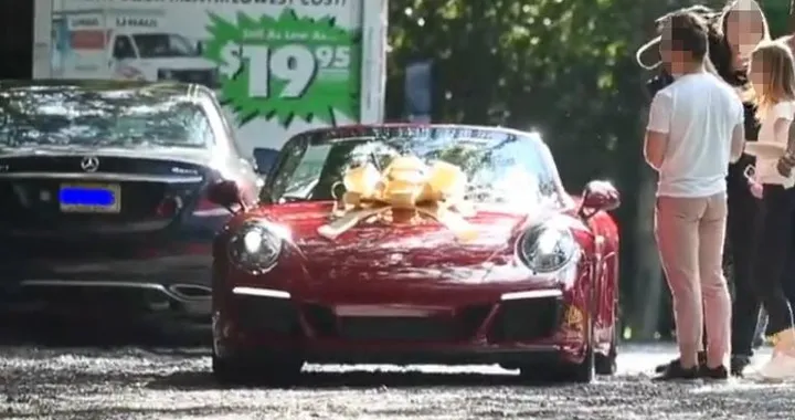 Porsche 911 GTS Cabriolet dono per i 50 anni di Jennifer Lopez