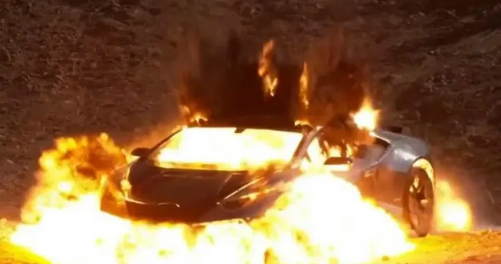 Fa esplodere una Lamborghini Huracan per creare NFT [Video]