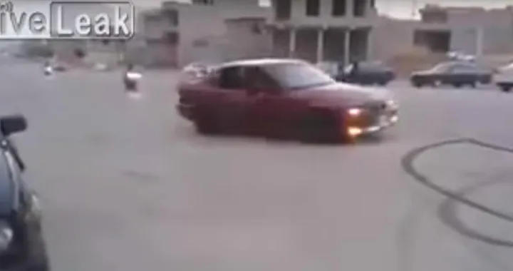 Terribile incidente tra una moto e un'auto che fa drifting [Video]