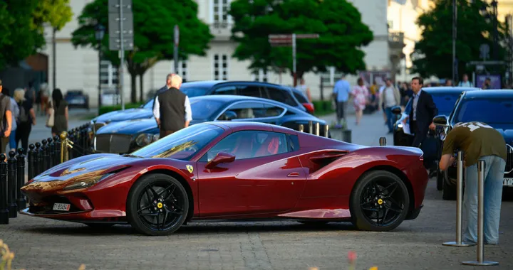 Noleggia una Ferrari ma non la restituisce: sparita senza lasciar traccia