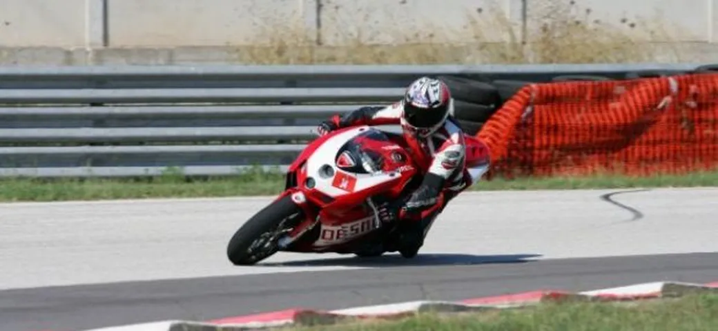 Scatto in Corsa: Ducati 749 Replica