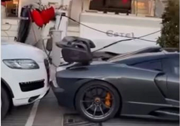 McLaren Senna tampona un'Audi Q7 vicino agli yacht | Video