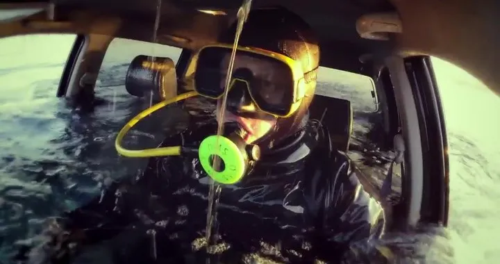 Il Toyota Hilux va sott'acqua nel lago