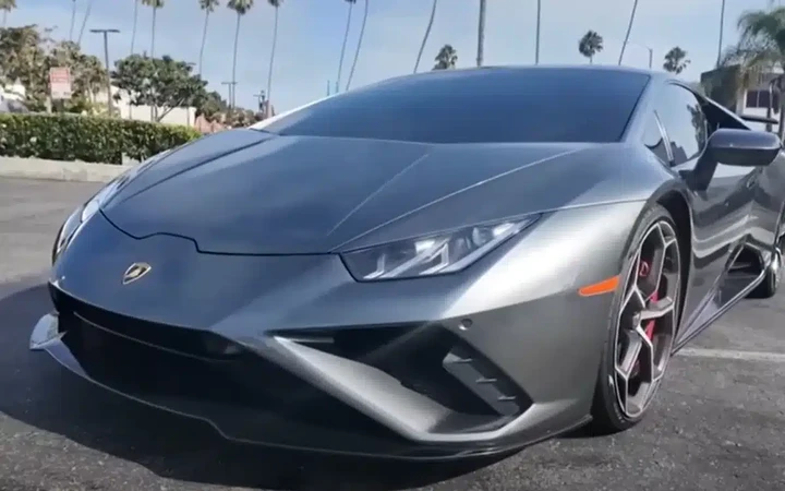 Rubano una Lamborghini, il proprietario la ritrova grazie a ChatGPT
