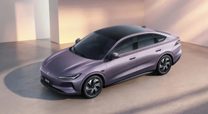 La nuova berlina elettrica da 10.700 euro fa il pieno di ordini: 10.000 in sole 19 ore