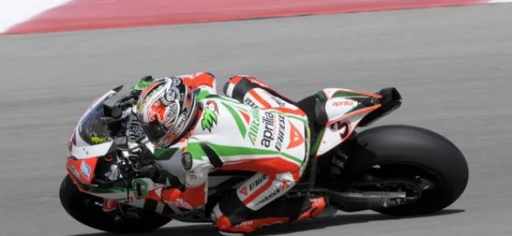 WSBK a Miller: Gara 1 a Max Biaggi, sul podio con Haslam e Haga. Il dominatore Checa rompe la moto a due giri dal termine