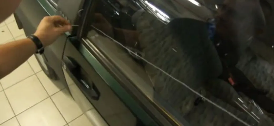 Come aprire un'automobile con del filo di cotone