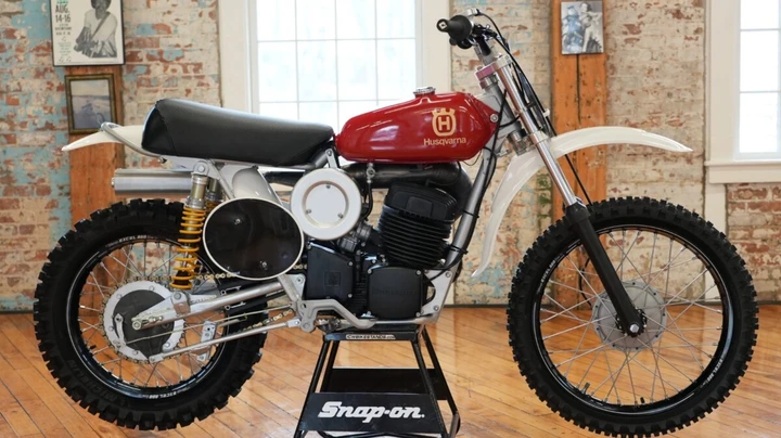 Husqvarna 400 CR 1975: restauro e storia dell'icona motocross
