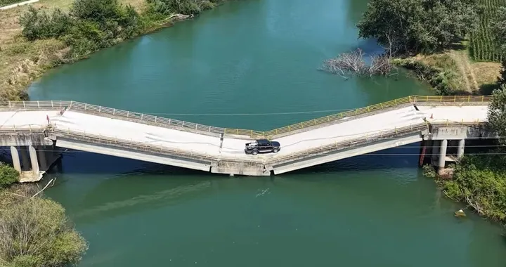 Il ponte è inagibile dal 2023, ma viene ancora percorso ogni giorno dagli automobilisti