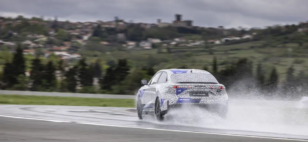 Alpine A390, manca poco al debutto della sportiva fastback: come sarà