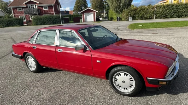Jaguar dimenticata in garage per 21 anni: sono state conservate persino le multe