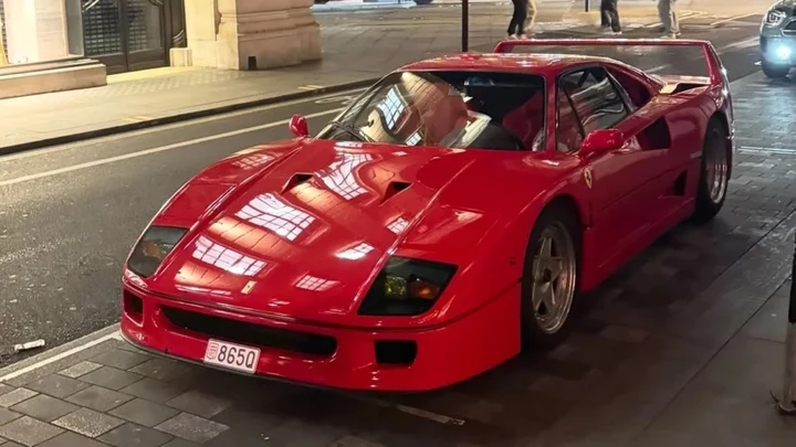 Lando Norris porta la sua Ferrari F40 a Londra: la targa non passa inosservata