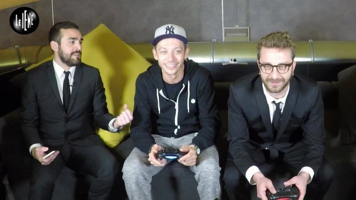 Valentino Rossi sfida le Iene alla Playstation! [Video]