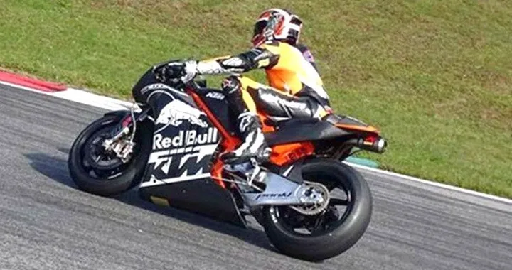 MotoGP: foto spia della KTM RC16