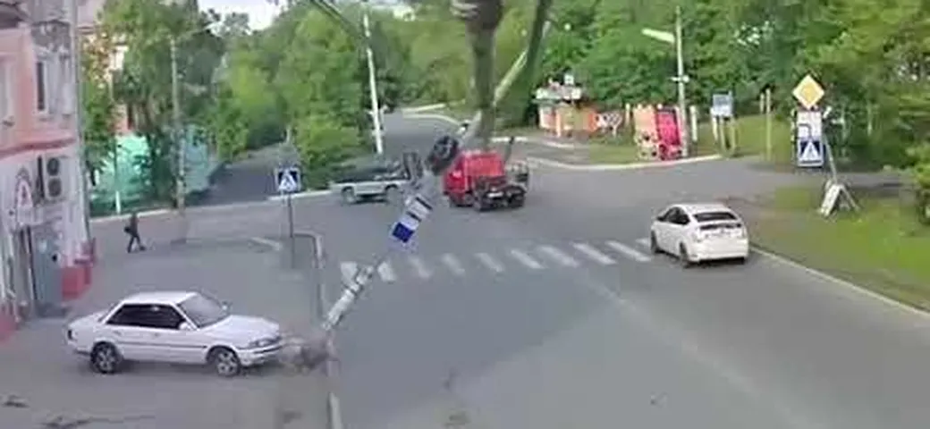 Vecchia automobile abbatte un grande palo elettrico [Video]