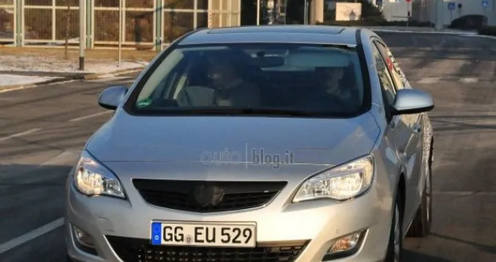 Foto spia Opel Astra tre volumi