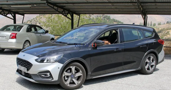 Ford Focus Active Wagon: foto spia su strada