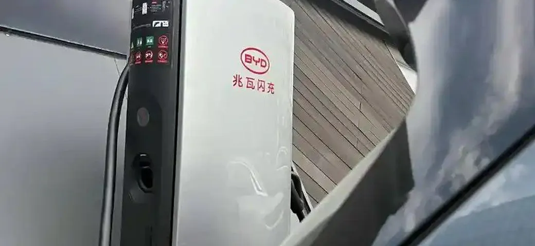BYD accelera in Europa, colonnine Megawatt Flash Charger fino a 1.000 kW
