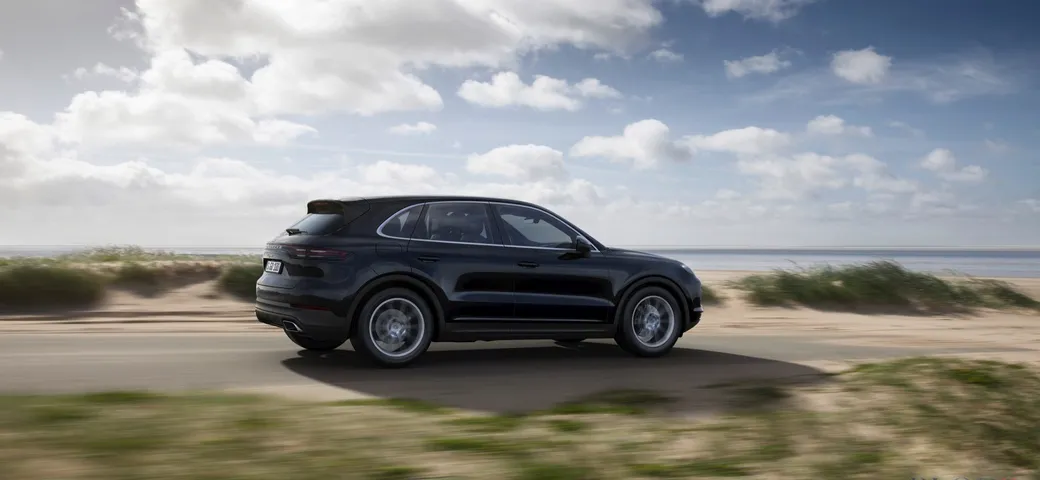 Porsche Cayenne colpita in autostrada da un pezzo di autocisterna