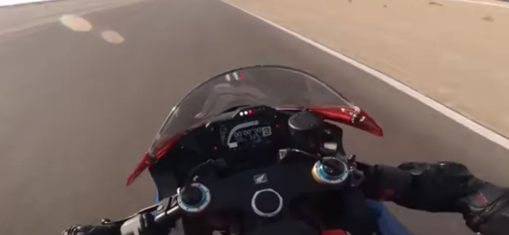 Honda CBR1000 RR-R Fireblade: urla che è un piacere! [Video onboard]