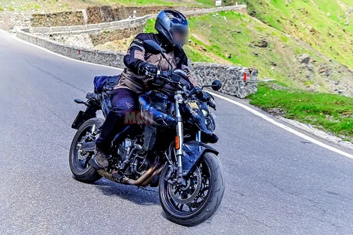 Suzuki SV650 e V-Strom 650: addio al bicilindrico a V (le foto spia)