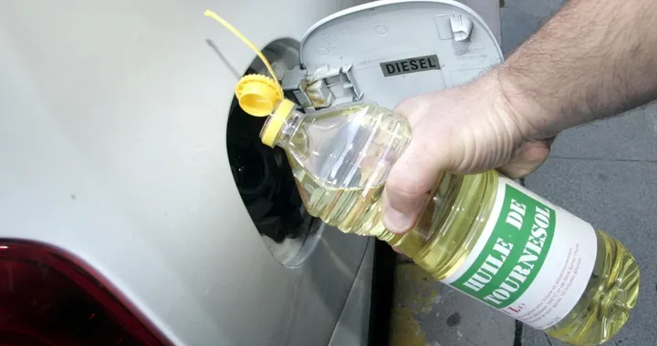 Gasolio alle stelle, c'è chi fa il pieno con l'olio da frittura: “Sembra un kebab su ruote”