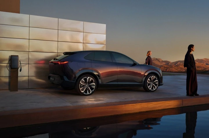 Mazda CX-6e, aperti gli ordini in Italia: a partire da 46.750 euro