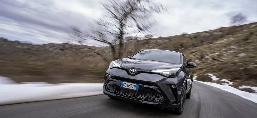 Toyota C-HR GR Sport veste Alcantara: prezzi, dotazione, prima prova