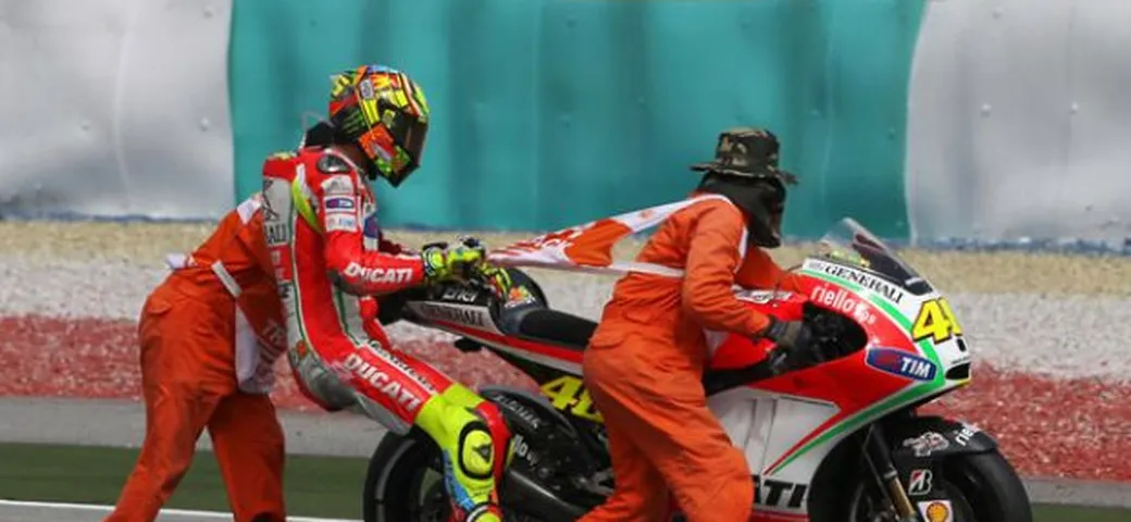 Valentino Rossi vs il Commissario di Sepang /video