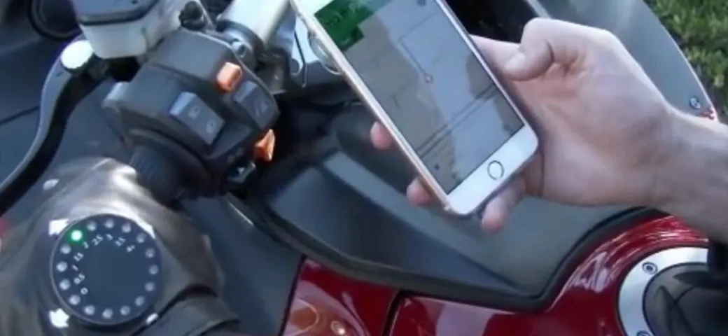 TurnPoint, navigatore smart da moto sulla mano