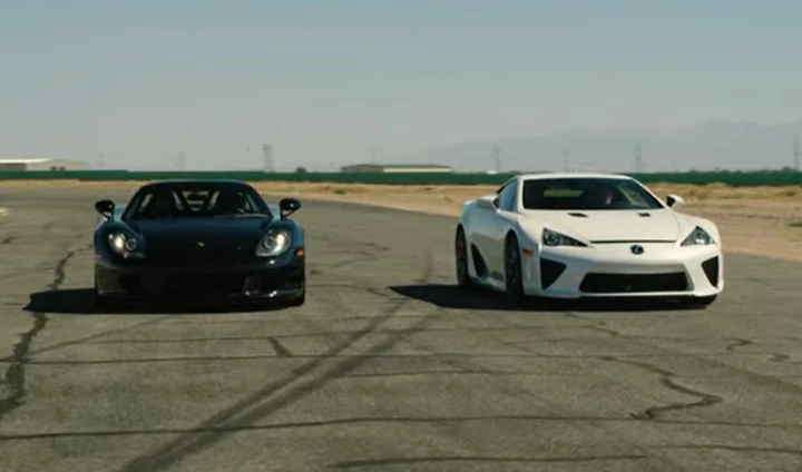 Porsche Carrera GT vs Lexus LFA: che sound nella drag race [Video]