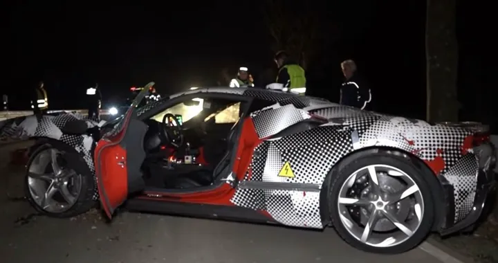 Ferrari SF90 Stradale: incidente per un prototipo in Germania [Video]