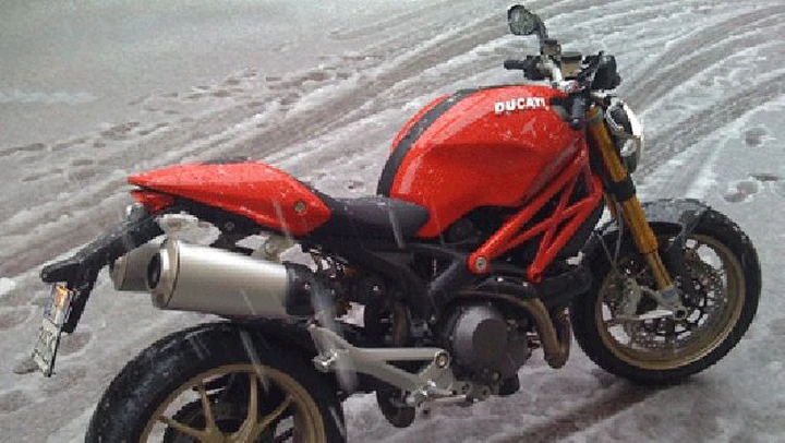 Comparativa: Ducati Monster 1100 S vs Gatto delle nevi...