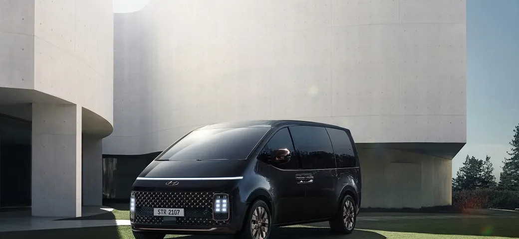 Hyundai STARIA Full-Hybrid: il VAN multifunzione che rivoluziona lo spazio e il comfort per professionisti e famiglie
