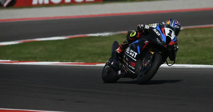 Toprak Razgatlioglu trionfa a Misano con una tripletta da record