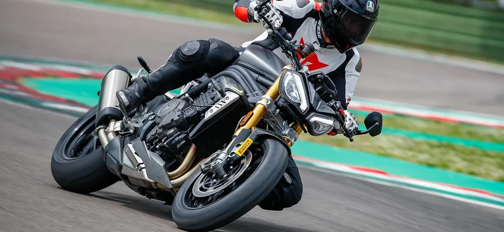 Triumph Speed Triple 1200 RS, la prova su strada (VIDEO)