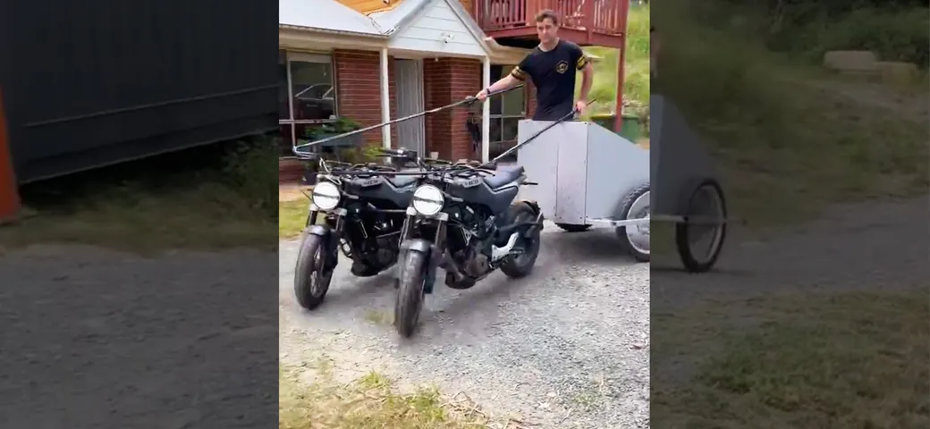 Traina il carro con due Husqvarna Svartpilen 401: la pazza idea di Jack Field (Video)